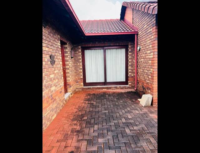3 BEDROOM HOUSE FOR SALE IN KEMPTON PARK WEST